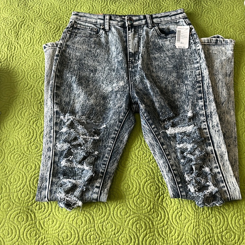Distressed Jeans - Picture 4 of 9